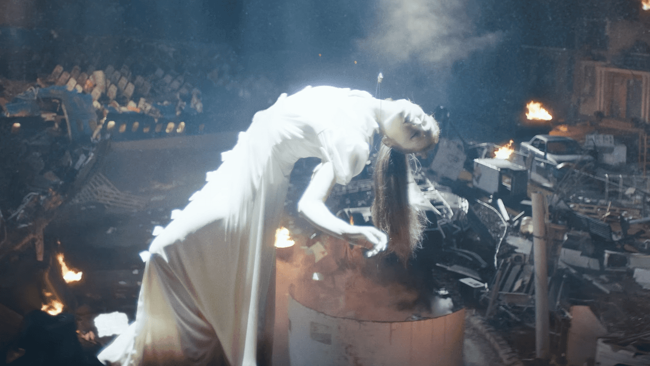 Ariana Grande é “sequestrada” em novo videoclipe divulgado inesperadamente; veja