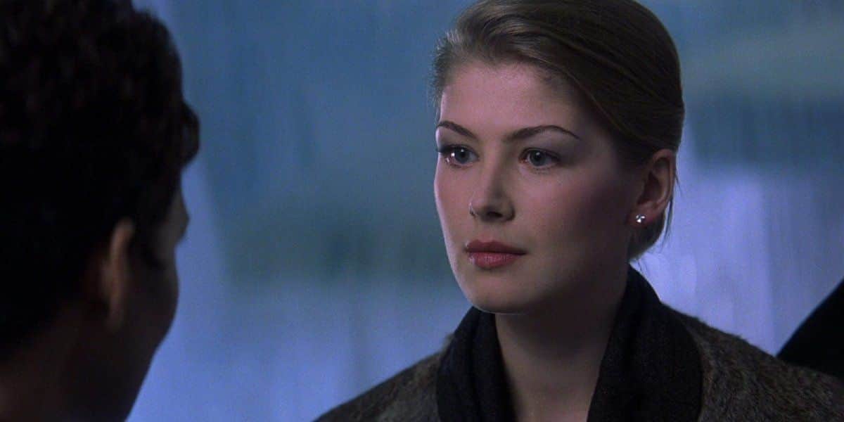 Rosamund Pike apresenta pedido incomum em audiência: “Vestir roupa íntima”