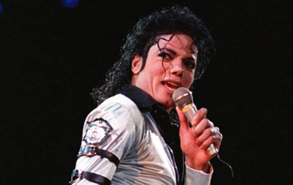 Luva de Michael Jackson é arrematada por cerca de 40 mil reais
