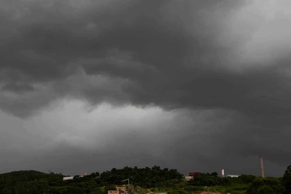 A pesquisa indica que o Brasil enfrentará períodos de chuvas mais fortes e secas de longa duração até o final do século