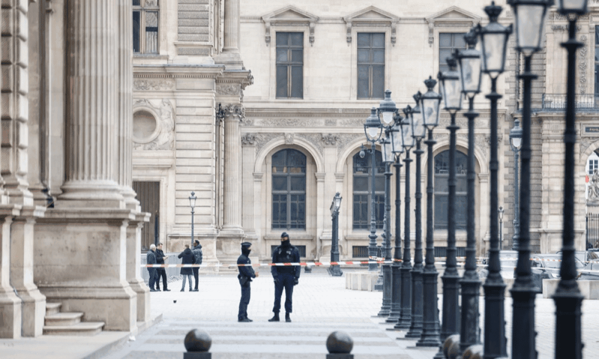 Presidente do Louvre admite falhas na segurança após roubo: ‘Muito insuficiente’