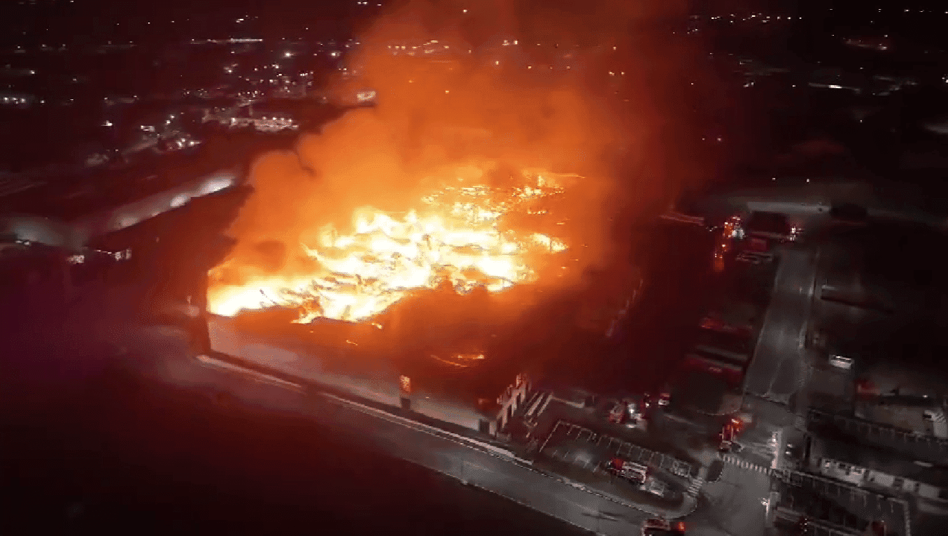 Incêndio Devasta Galpão em Arujá: Fogo Intenso e Bombeiros em Ação!