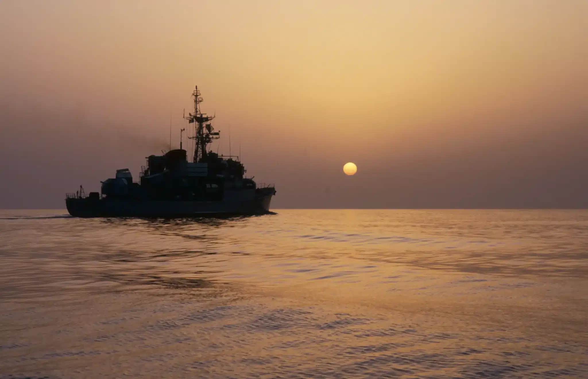 Irã fecha Estreito de Ormuz e ameaça ataques: crise global se agrava!