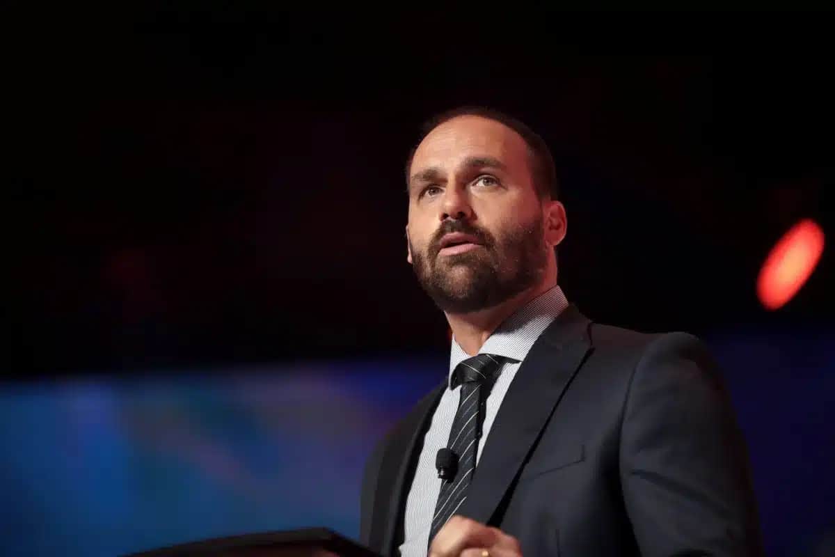 Eduardo Bolsonaro falta em audiência no STF: o que a PGR alega sobre chantagem?