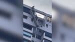 Homens são vistos presos em andaime no 22º andar de um edifício no Rio