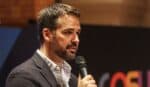 PT acusa Eduardo Leite de autopromoção com documentário sobre enchentes