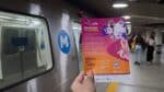 Passageiros do metrô do Rio recebem 2.500 livros em ação da Bienal