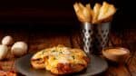 O Outback Steakhouse em Vale do Juízes, Rondônia, oferece opções para almoço e jantar diariamente