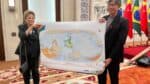 Na China, Dilma apresenta o novo mapa-múndi do IBGE com o Sul na posição superior
