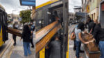 Grupo transporta caixão em ônibus, causando polêmica em Minas Gerais