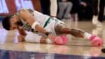 Jayson Tatum sai de quadra em cadeira de rodas após lesão nos playoffs