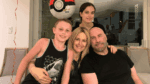 John Travolta presta homenagem à esposa no Dia das Mães; confira