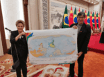 O presidente do IBGE, ao lado de Dilma, apresenta um “novo mapa-múndi” na China