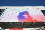 Cannes se prepara para o festival de cinema, com exibição de um pôster gigante