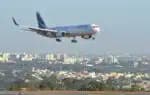 Brasília - Chega a Brasília o avião trazendo a  lanterna que contém a Chama Olímpica (Antonio Cruz/Agência Brasil)