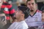 RJ - LIBERTADORES/FLAMENGO X MILLONARIOS-COL - ESPORTES - O jogador Lucas Paquetá, do West Ham, atende fãs enquanto assiste a partida entre Flamengo e Millonarios, da   Colômbia, válida pela sexta rodada a fase de grupos da Copa Libertadores 2024, realizada no estádio Maracanã, no   Rio de Janeiro, na noite desta terça-feira (28). O jogador foi denunciado no último dia 23 pela Associação de   Futebol da Inglaterra (FA, sigla em inglês). Paquetá foi acusado de quatro violações das regras de apostas do   Campeonato Inglês, no que se refere à sua postura dentro de campo em três partidas. Alvo do Manchester City, atual   tetracampeão inglês, ele pode ter sua transferência inviabilizada por causa desta investigação.   28/05/2024 - Foto: MAGA JR/AGÊNCIA F8/ESTADÃO CONTEÚDO