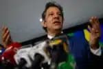 DF - CONSIGNADO/NOVA PLATAFORMA/GOVERNO/PROPOSTA/HADDAD - ECONOMIA - O ministro da Fazenda, Fernando Hadad, durante coletiva de imprensa acompanhado do ministro do Trabalho, Paulo   Marinho, e o presidente da Febraban, Isaac Sidney, na tarde desta quarta-feira (29), no Palácio do Planalto, em   Brasília. Haddad afirmou que a possibilidade de haver um teto de juros no novo desenho do crédito consignado para   trabalhadores do setor privado está em discussão no governo e será deliberada pelo presidente da República, Luiz   Inácio Lula da Silva. O tema foi discutido em reunião com o chefe do Executivo, ministros e instituições   financeiras nesta quarta-feira, 29. Haddad disse ainda que a extinção do saque-aniversário do FGTS não foi debatida   no encontro.    29/01/2025 - Foto: WILTON JUNIOR/ESTADÃO CONTEÚDO