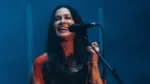 Alanis Morissette afirma ter recebido itens de luxo de Madonna após o uso de um moletom