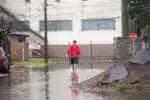 RS - CHUVAS/RS/CANOAS/ALAGAMENTOS  - GERAL - Forte chuva causa alagamento na Rua dos Ferreiros, no bairro Mathias Velho, na     cidade de Canoas, na Região Metropolitana de Porto Alegre (RS), nesta quarta-     feira, 18 de junho de 2025. A água inundou casas no Mathias Velho, um dos bairros     mais atingidos durante a enchente de 2024. Devido às chuvas no estado, duas     pessoas morreram e uma está desaparecida.     18/06/2025 - Foto: MISTER SHADOW/ASI/ESTADÃO CONTEÚDO