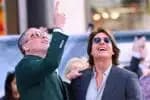 Brad Pitt e Tom Cruise se encontram em evento de premiação de Fórmula 1