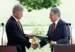 Brasil, São Paulo, SP. 14/10/1997. Os presidentes Bill Clinton (e), dos Estados Unidos, e Fernando Henrique Cardoso, do Brasil, se cumprimentam após assinarem acordo sobre educação no Palácio da Alvorada, em Brasília, Distrito Federal. - Crédito:WILSON PEDROSA/ESTADÃO CONTEÚDO/AE/Codigo imagem:77418