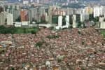 Brasil, São Paulo, SP. 30/11/2006. Vista aérea da favela de Paraisópolis, na zona sul de São Paulo; ao fundo, edifícios do luxuoso bairro do Morumbi, um dos mais nobres da capital paulista. - Crédito:HÉLVIO ROMERO/ESTADÃO CONTEÚDO/AE/Codigo imagem:40751