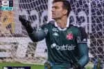 Léo Jardim é eliminado após incidente com cera, gerando discussões sobre o comportamento de goleiros