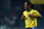 Camisa T90 da seleção brasileira é relançada com a iconografia de Ronaldinho Gaúcho para 2025