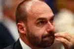 DF - EDUARDO BOLSONARO/EUA/PGR/INQUÉRITO - POLÍTICA - Foto de arquivo de 28/03/2023 do   deputado federal Eduardo Bolsonaro (PL-  SP) em sessão da Comissão de   Constituição e Justiça e de Cidadania   (CCJC) da Câmara dos Deputados, em   Brasília (DF). A Procuradoria-Geral da   República (PGR) pediu ao Supremo   Tribunal Federal (STF) nesta segunda-  feira, 26 de maio de 2025, a abertura   de um inquérito para investigar o filho   do ex-presidente Jair Bolsonaro pela   atuação nos Estados Unidos contra   autoridades brasileiras. A PGR atribui   ao deputado uma campanha de intimidação   e perseguição contra integrantes da   própria Procuradoria, do Supremo e da   Polícia Federal envolvidos em   investigações e processos contra   bolsonaristas.   28/03/2023 - Foto: WILTON JUNIOR/ESTADÃO CONTEÚDO