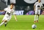 SP - BRASILEIRO A 2025, SANTOS X INTERNACIONAL - ESPORTES - SP - SANTOS - 23/07/2025 - BRASILEIRO A 2025, SANTOS X INTERNACIONAL - Robinho jogador do Santos durante partida contra o Internacional no estádio Vila Belmiro pelo campeonato Brasileiro A 2025. 24/07/2025 - Foto: MAURÍCIO DE SOUZA/AGIF - AGÊNCIA DE FOTOGRAFIA/AGIF - AGÊNCIA DE FOTOGRAFIA/ESTADÃO CONTEÚDO