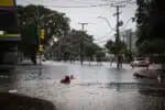 RS - CHUVAS/RS/PORTO ALEGRE/ALAGAMENTO - GERAL - Ponto de alagamento na  rua Fernando Ferrari, no bairro Anchieta, no acesso à Central de Abastecimento do Rio   Grande do Sul (CEASA-RS) no bairro Anchieta, na zona norte de Porto Alegre, nesta segunda-feira, 3 de junho de   2024.     03/06/2024 - Foto: GILMAR ALVES /ASI/ESTADÃO CONTEÚDO