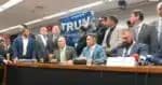 Deputados mostram bandeira de Trump para apoiar Bolsonaro na Câmara, em meio a aumento de tarifas