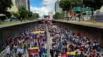 Venezuelanos manifestam-se para celebrar os 71 anos de Chávez e a vitória eleitoral