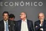 SP -  LULA/SOROCABA/TOYOTA/FÁBRICA - POLÍTICA - O presidente Luiz Inácio Lula da Silva (D), o vice-presidente e ministro do Desenvolvimento, Indústria, Comércio e   Serviços, Geraldo Alckmin (c), e o ministro da Fazenda, Fernando Haddad, durante evento em visita à fábrica da   montadora Toyota  em   Sorocaba (SP, nesta terça-feira (18). A unidade passa por obras de expansão. Até 2030, a   empresa investirá R$11,5   bilhões no país, incluindo a construção da nova fábrica para produção de modelos   híbridos-flex.     18/03/2025 - Foto: MIGUEL PESSOA/CÓDIGO19/ESTADÃO CONTEÚDO