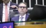 O ministro Motta afirma que a Câmara não tem competência para julgar o caso da prisão de Zambelli e aguarda posicionamento do Ministério da Justiça e da Itália