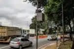 Brasil, São Paulo, SP, 27/04/2016. Radar de trânsito na alça de acesso à Ponte das Bandeiras, na pista sentido Castelo Branco, na Marginal Tietê, zona norte da capital paulista. Há investigação do Ministério Público sobre irregularidade deste radar, que é o campeão de multas aplicadas na cidade. No local, há sinalização de proibição à conversão à direita. A administração de Fernando Haddad aplicou 5 milhões de infrações em 2015. Em 2013, haviam sido 2,6 milhões. - Crédito:RAFAEL ARBEX/ESTADÃO CONTEÚDO/AE/Código imagem:198283