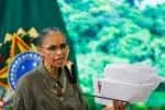 DF - MEIO AMBIENTE/LULA - POLÍTICA - A ministra do Meio Ambiente e Mudança   do Clima, Marina Silva, durante   apresentação e coletiva de imprensa   realizada em meio às celebrações do Dia   Mundial do Meio Ambiente, no Palácio do   Planalto, em Brasília (DF), nesta   quarta-feira, 5 de junho de 2024.   Durante o evento, o presidente da   República, Luiz Inácio Lula da Silva,   assinou uma série de atos, dentre eles,   um decreto que altera a regulamentação   da Lei de Gestão de Florestas Públicas,   um decreto que altera o Programa   Cidades Verdes Resilientes e um decreto   que cria o Programa Nacional de   Conservação e Uso Sustentável dos   Manguezais. Lula voltou a cobrar uma   política de desenvolvimento do turismo   para que haja incentivo à população   brasileira visitar Estados com   florestas.      06/06/2024 - Foto: WILTON JUNIOR/ESTADÃO CONTEÚDO