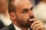 DF - EDUARDO BOLSONARO/EUA/PGR/INQUÉRITO - POLÍTICA - Foto de arquivo de 28/03/2023 do   deputado federal Eduardo Bolsonaro (PL-  SP) em sessão da Comissão de   Constituição e Justiça e de Cidadania   (CCJC) da Câmara dos Deputados, em   Brasília (DF). A Procuradoria-Geral da   República (PGR) pediu ao Supremo   Tribunal Federal (STF) nesta segunda-  feira, 26 de maio de 2025, a abertura   de um inquérito para investigar o filho   do ex-presidente Jair Bolsonaro pela   atuação nos Estados Unidos contra   autoridades brasileiras. A PGR atribui   ao deputado uma campanha de intimidação   e perseguição contra integrantes da   própria Procuradoria, do Supremo e da   Polícia Federal envolvidos em   investigações e processos contra   bolsonaristas.   28/03/2023 - Foto: WILTON JUNIOR/ESTADÃO CONTEÚDO