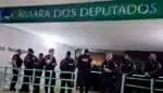 DF - BOLSONARO/STF/PRISÃO DOMICILIAR/OPOSIÇÃO/OBSTRUÇÃO/POLÍCIA LEGISLATIVA - POLÍTICA - Agentes da Polícia Legislativa fazem a segurança na entrada do plenário Ulysses Guimarães, na Câmara dos Deputados,   em Brasília, nesta quarta-feira, 6, após a obstrução realizada por deputados aliados do ex-presidente da República,   Jair Bolsonaro. O presidente da Casa, deputado Hugo Motta, afirmou que se algum deputado insistir em atrapalhar os   trabalhos na Câmara será suspenso do mandato e poderá ser retirado pelos policias.   06/08/2025 - Foto: WILTON JUNIOR/ESTADÃO CONTEÚDO