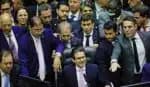 DF - BOLSONARO/STF/PRISÃO DOMICILIAR/OPOSIÇÃO/OBSTRUÇÃO - POLÍTICA - Após dois dias de obstrução protagonizada pela oposição na Câmara dos Deputados, o presidente da Casa, Hugo Motta   (c), retoma a cadeira para abrir a sessão plenária proposta para a noite desta quarta-feira, 6, em Brasília. Houve   resistência por parte dos bolsonaristas que, inicialmente, não queiram deixar o presidente iniciar os trabalhos. A   sessão foi iniciada e encerrada após discurso de Motta que deu um recado aos oposicionistas: "País deve estar em   primeiro lugar e não projetos pessoais".   06/08/2025 - Foto: WILTON JUNIOR/ESTADÃO CONTEÚDO