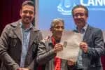 Executiva municipal entrega documentos aos moradores, garantindo segurança jurídica e posse da propriedade
