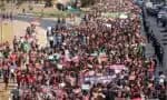 Milhares de mulheres indígenas marcham em Brasília em oposição ao PL da Devastação