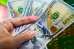 SP - MERCADO/DÓLAR - GERAL - Imagem ilustrativa do dólar americano produzida em São Paulo, nesta quinta-feira, 17. Com mínima a R$ 5,7974, a   moeda norte-americana encerrou a sessão de hoje em baixa de 1,05%, a R$ 5,8037 - menor valor de fechamento desde 3   de abril (R$ 5,6281), dia seguinte ao anúncio do tarifaço do presidente dos Estados Unidos, Donald Trump, marcado   por depreciação global do dólar.   17/04/2025 - Foto: CRIS FAGA/DRAGONFLY PRESS/ESTADÃO CONTEÚDO