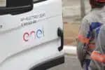 SP - SÃO PAULO/ENERGIA/CHUVA/ENEL - GERAL - Equipe da Enel trabalha pra restaurar a energia elétrica na Avenida Vereador José Diniz, na zona sul de São Paulo,   neste domingo, 13 de outubro de 2024, em apoio aos operários da Prefeitura de São Paulo que removem as árvores   caídas.   13/10/2024 - Foto: RENATO S. CERQUEIRA/ATO PRESS/ESTADÃO CONTEÚDO
