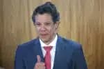 DF - EUA/TRUMP/TARIFAS/BRASIL/HADDAD/ACREDITA EXPORTAÇÃO - ECONOMIA -  O  ministro da Fazenda, Fernando Haddad durante cerimônia para sanção do projeto de lei Complementar nº 167/2024,   que cria o Programa Acredita Exportação, no Palácio do Planalto, em Brasília, na tarde desta segunda- feira, 28.   Haddad afirmou que o Brasil não pode se deter "diante de qualquer tipo de ameaça, interna ou externa". Embora sem   menção explícita, a declaração foi vista como referência ao tarifaço anunciado pelo presidente dos Estados Unidos,   Donald Trump, a produtos brasileiros, previsto para vigorar a partir desta sexta-feira, 1º de agosto, daqui a   quatro dias.   28/07/2025 - Foto: FáTIMA MEIRA/ENQUADRAR/ESTADÃO CONTEÚDO