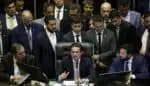 DF - BOLSONARO/STF/PRISÃO DOMICILIAR/OPOSIÇÃO/OBSTRUÇÃO - POLÍTICA - Após dois dias de obstrução protagonizada pela oposição na Câmara dos Deputados, o presidente da Casa, Hugo Motta   (c), retoma a cadeira para abrir a sessão plenária proposta para a noite desta quarta-feira, 6, em Brasília. Houve   resistência por parte dos bolsonaristas que, inicialmente, não queiram deixar o presidente iniciar os trabalhos. A   sessão foi iniciada e encerrada após discurso de Motta que deu um recado aos oposicionistas: "País deve estar em   primeiro lugar e não projetos pessoais".    06/08/2025 - Foto: FáTIMA MEIRA/ENQUADRAR/ESTADÃO CONTEÚDO