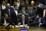 DF - BOLSONARO/STF/PRISÃO DOMICILIAR/OPOSIÇÃO/OBSTRUÇÃO - POLÍTICA - Após dois dias de obstrução protagonizada pela oposição na Câmara dos Deputados, o presidente da Casa, Hugo Motta   (c), retoma a cadeira para abrir a sessão plenária proposta para a noite desta quarta-feira, 6, em Brasília. Houve   resistência por parte dos bolsonaristas que, inicialmente, não queiram deixar o presidente iniciar os trabalhos. A   sessão foi iniciada e encerrada após discurso de Motta que deu um recado aos oposicionistas: "País deve estar em   primeiro lugar e não projetos pessoais".    06/08/2025 - Foto: FáTIMA MEIRA/ENQUADRAR/ESTADÃO CONTEÚDO