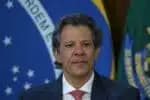 DF - EUA/TRUMP/TARIFAS/BRASIL/PLANO/LULA - POLÍTICA - O ministro da Fazenda, Fernando Haddad, durante cerimônia de assinatura da "Medida Provisória Brasil Soberano", que   traz um conjunto inicial de ações para proteger empresas e trabalhadores brasileiros dos efeitos da sobretaxa   imposta pelo governo dos Estados Unidos, no Palácio do Planalto, em Brasília, nesta quarta-feira, 13 de agosto de   2025.    13/08/2025 - Foto: FáTIMA MEIRA/ENQUADRAR/ESTADÃO CONTEÚDO