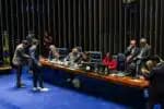 DF - OBSTRUCAO/SENADORES - POLÍTICA - Senadores da direita fazem obstrução na mesa do Senado Federal em protesto contra a prisão de ex-presidente Jair Bolsonaro, pela anistia dos presos do 8 de Janeiro e pelo impeachment de Alexandre de Moraes em Brasília. 05/08/2025 - Foto: WAGNER ARAÚJO/FOTOARENA/FOTOARENA/ESTADÃO CONTEÚDO