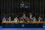 DF - OBSTRUCAO/SENADORES - POLÍTICA - Senadores da direita fazem obstrução na mesa do Senado Federal em protesto contra a prisão de ex-presidente Jair Bolsonaro, pela anistia dos presos do 8 de Janeiro e pelo impeachment de Alexandre de Moraes em Brasília. 05/08/2025 - Foto: WAGNER ARAÚJO/FOTOARENA/FOTOARENA/ESTADÃO CONTEÚDO